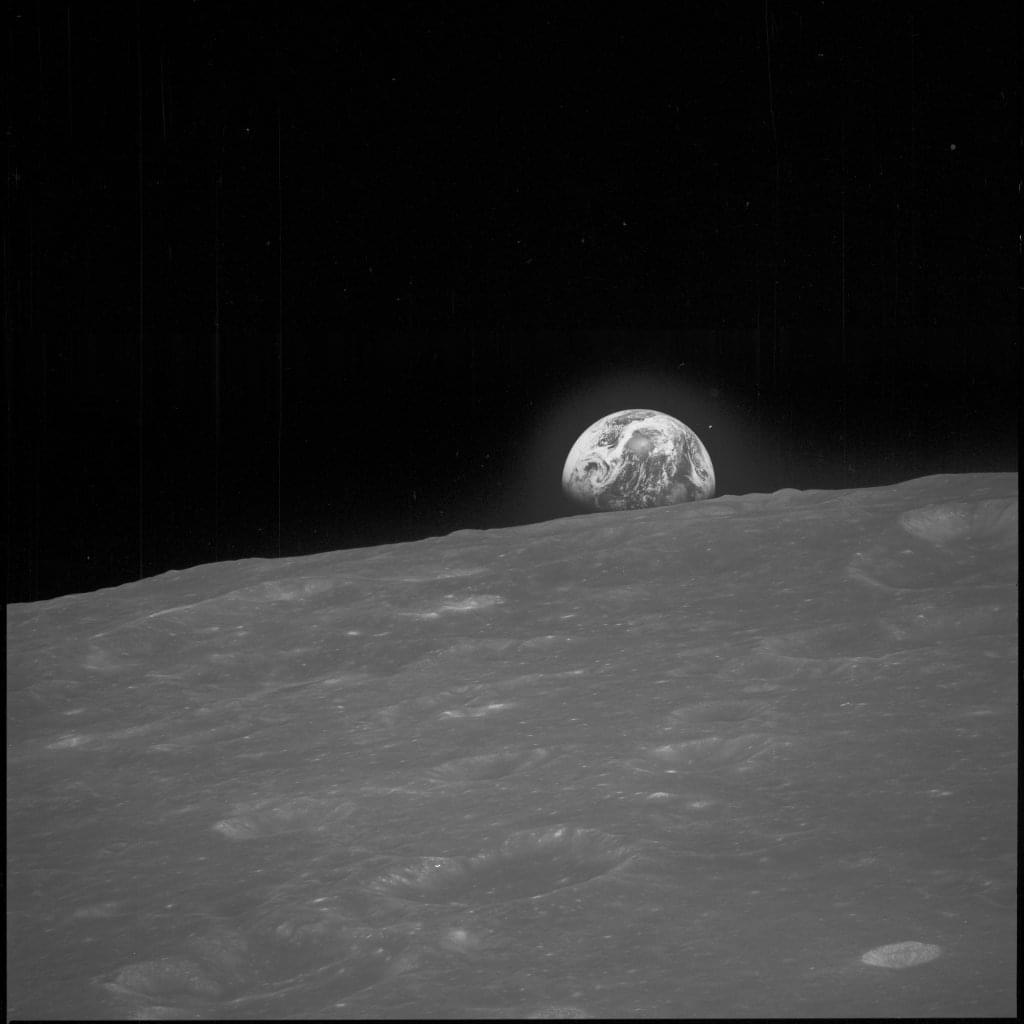 Earthrise1968-1